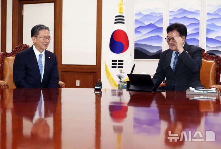 [서울=뉴시스] 고승민 기자 = 정성호 법무부 장관이 6일 서울 여의도 국회의장실을 예방, 우원식 의장과 대화하고 있다. 2025.08.06. kkssmm99@newsis.com