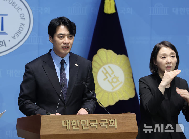 [서울=뉴시스] 김명년 기자 = 한준호 더불어민주당 정치검찰 조작 기소 대응 태스크포스(TF) 단장이 6일 오후 서울 여의도 국회 소통관에서 '정치검찰 조작기소대응TF 긴급 기자회견'을 열고 발언하고 있다. 2025.08.06. kmn@newsis.com