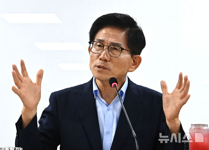 [수원=뉴시스] 김종택 기자 = 김문수 국민의힘 당대표 후보가 6일 경기 수원시 경기도의회에서 열린 '당대표 후보 초청 간담회'에 참석해 발언하고 있다. 2025.08.06. jtk@newsis.com
