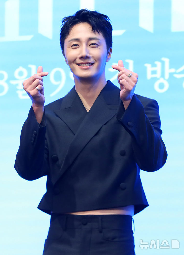 [서울=뉴시스] 김혜진 기자 = 배우 정일우가 6일 오후 서울 구로구 더세인트에서 열린 KBS2 새 주말드라마 '화려한 날들' 제작발표회에서 포즈를 취하고 있다. 2025.08.06. jini@newsis.com