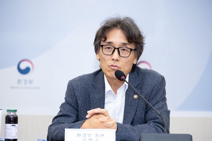 [서울=뉴시스] 금한승 환경부 차관이 지난 6일 세종시 정부세종청사에서 전기차 보조금 집행상황 점검회의를 주재하고 있다. (사진=환경부 제공) 2025.08.06. photo@newsis.com *재판매 및 DB 금지