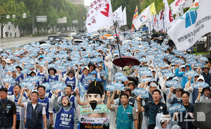 [서울=뉴시스] 조성우 기자 = 전국공무원노동조합 대표단과 조합원들이 6일 오후 서울 용산구 대통령실 인근에서 열린 '공무원 임금·수당 인상! 공무원·교원 생존권 쟁취!' 공무원노동자대회에서 구호를 외치고 있다. 2025.08.06. xconfind@newsis.com