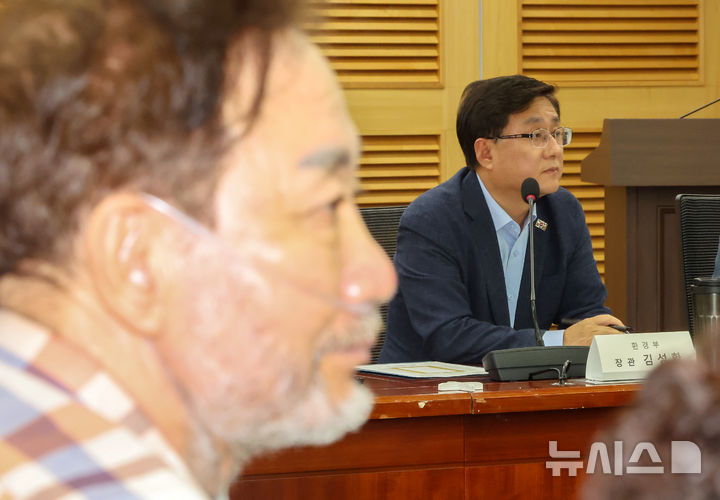 [서울=뉴시스] 김명년 기자 = 김성환 환경부 장관이 지난해 8월 6일 서울 여의도 국회 의원회관에서 열린 가습기살균제 피해자단체 대표 간담회에서 피해자들의 발언을 듣고 있다. 2025.08.06. kmn@newsis.com