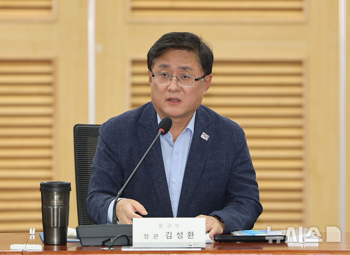 [서울=뉴시스] 김명년 기자 = 김성환 환경부 장관이 지난 6일 서울 여의도 국회 의원회관에서 열린 가습기살균제 피해자단체 대표 간담회에서 발언하고 있다. 2025.08.06. kmn@newsis.com