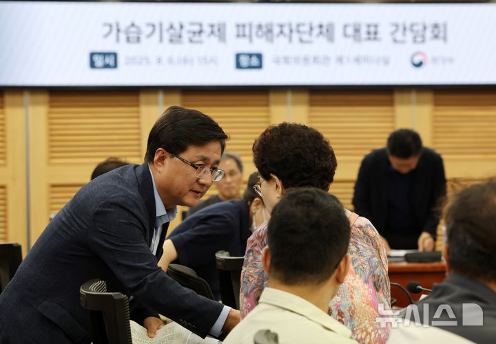 [서울=뉴시스] 김명년 기자 = 김성환 환경부 장관이 6일 서울 여의도 국회 의원회관에서 열린 가습기살균제 피해자단체 대표 간담회에서 참석자들과 인사하고 있다. 2025.08.06. kmn@newsis.com