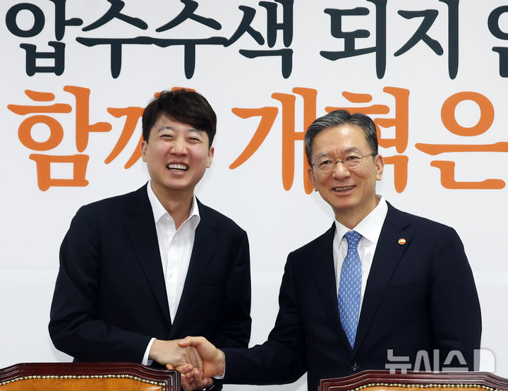 [서울=뉴시스] 고승민 기자 = 정성호 법무부 장관이 6일 서울 여의도 국회 개혁신당 이준석 대표실을 찾아 이 대표와 함께 악수하고 있다. 2025.08.06. kkssmm99@newsis.com