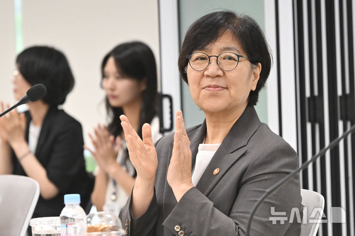 [광주=뉴시스] 이영주 기자 = 정은경 보건복지부 장관이 6일 오후 광주 북구 오치커뮤니티센터에서 열린 광주 북구 돌봄 통합지원 실행 현장 간담회에 참석하고 있다. 2025.08.06. leeyj2578@newsis.com