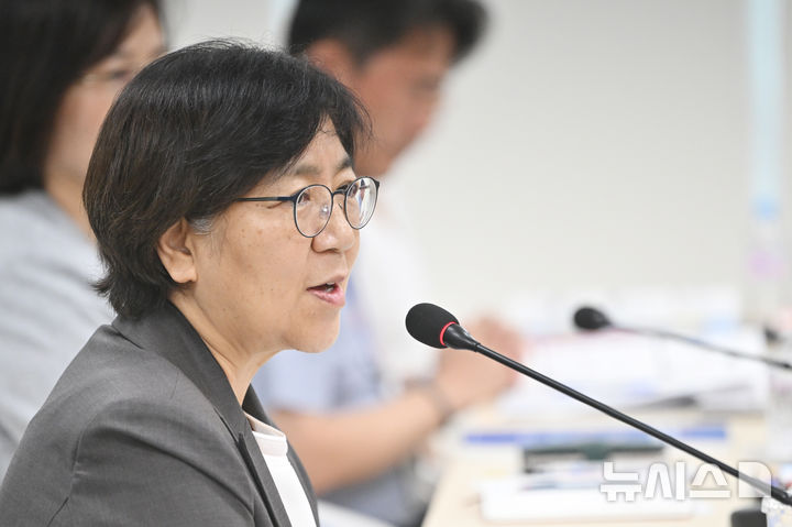 [광주=뉴시스] 이영주 기자 = 정은경 보건복지부 장관이 지난 6일 오후 광주 북구 오치커뮤니티센터에서 열린 광주 북구 돌봄 통합지원 실행 현장 간담회에 참석해 인사말을 하고 있다. 2025.08.06. leeyj2578@newsis.com