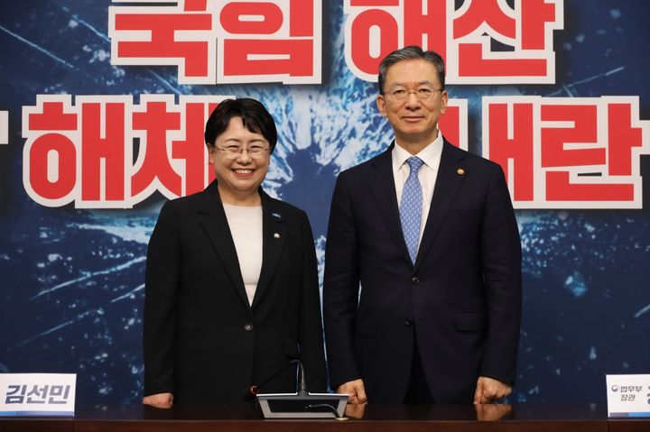 [서울=뉴시스] 고승민 기자 = 정성호 법무부 장관이 지난 6일 서울 여의도 국회 조국혁신당을 예방, 김선민 대표 권한대행과 기념촬영하고 있다. (사진=조국혁신당 제공) 2025.08.06. photo@newsis.com *재판매 및 DB 금지