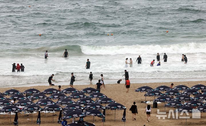 [부산=뉴시스] 하경민 기자 = 6일 부산 해운대구 해운대해수욕장을 찾은 피서객들이 물놀이를 즐기고 있다. 2025.08.06. yulnetphoto@newsis.com