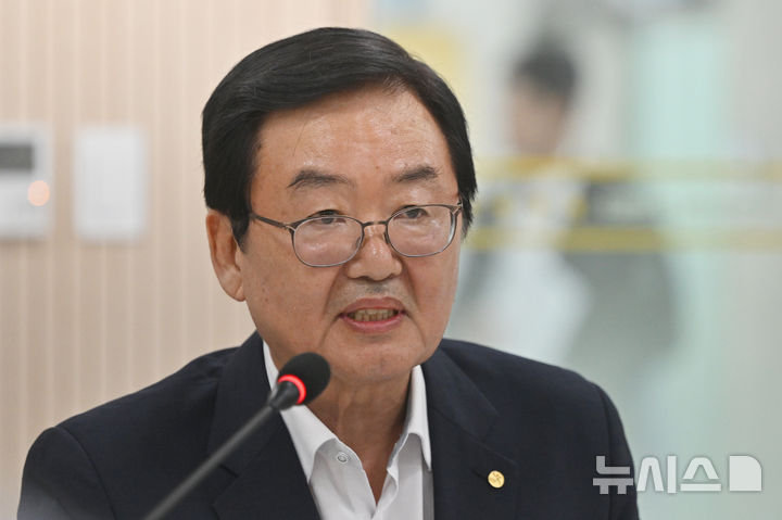 [광주=뉴시스] 이영주 기자 = 문인 광주 북구청장이 6일 오후 광주 북구 오치커뮤니티센터에서 열린 광주 북구 돌봄 통합지원 실행 현장 간담회에 참석해 인사말을 하고 있다. 2025.08.06. leeyj2578@newsis.com