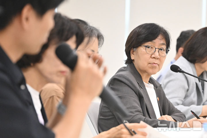 [광주=뉴시스] 이영주 기자 = 정은경 보건복지부 장관이 6일 오후 광주 북구 오치커뮤니티센터에서 열린 광주 북구 돌봄 통합지원 실행 현장 간담회에 참석해 관계공무원의 애로사항을 듣고 있다. 2025.08.06. leeyj2578@newsis.com