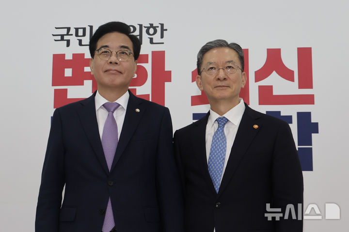 [서울=뉴시스] 김명년 기자 = 정성호(오른쪽) 법무부 장관이 6일 오후 서울 여의도 국회에서 송언석 국민의힘 비상대책위원장 겸 원내대표와 기념촬영하고 있다. 2025.08.06. kmn@newsis.com