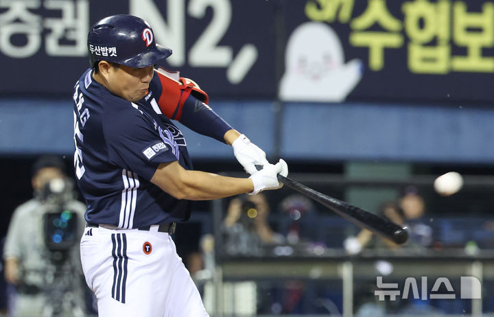 [서울=뉴시스] 황준선 기자 = 6일 서울 송파구 잠실야구장에서 열린 2025 KBO리그 두산 베어스와 LG 트윈스의 경기, 5회 초 2사 만루 상황 두산 양의지가 만루 홈런을 치고 있다. 2025.08.06. hwang@newsis.com