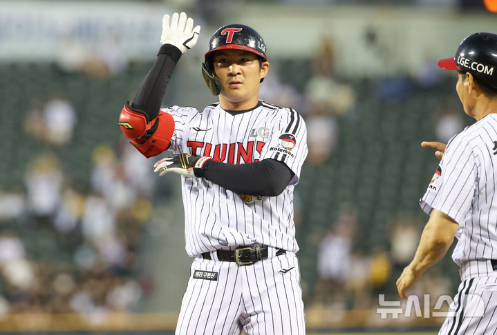 [서울=뉴시스] 황준선 기자 = 6일 서울 송파구 잠실야구장에서 열린 2025 KBO리그 두산 베어스와 LG 트윈스의 경기, 4회 말 2사 만루 상황 LG 오지환이 2타점 적시타를 친 뒤 세리머니 하고 있다. 2025.08.06. hwang@newsis.com