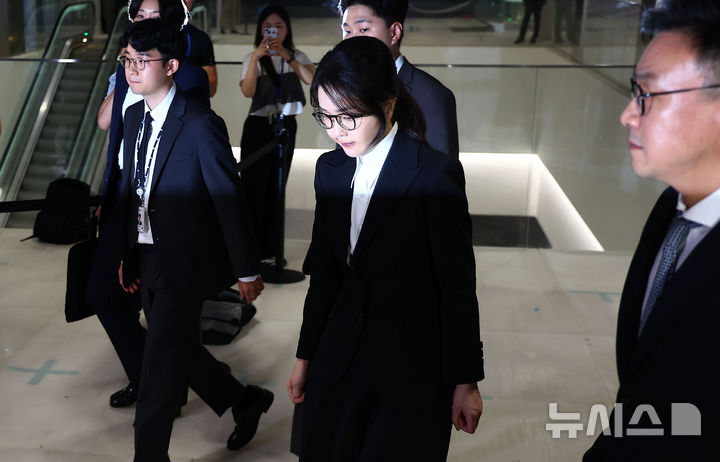 [서울=뉴시스] 김근수 기자 = 도이치모터스 주가조작 연루 의혹 등을 받는 김건희 여사가 6일 서울 종로구 김건희 특검팀(특별검사 민중기) 사무실에서 피의자 신분으로 조사를 마친 뒤 밖으로 나서고 있다. 2025.08.06. ks@newsis.com