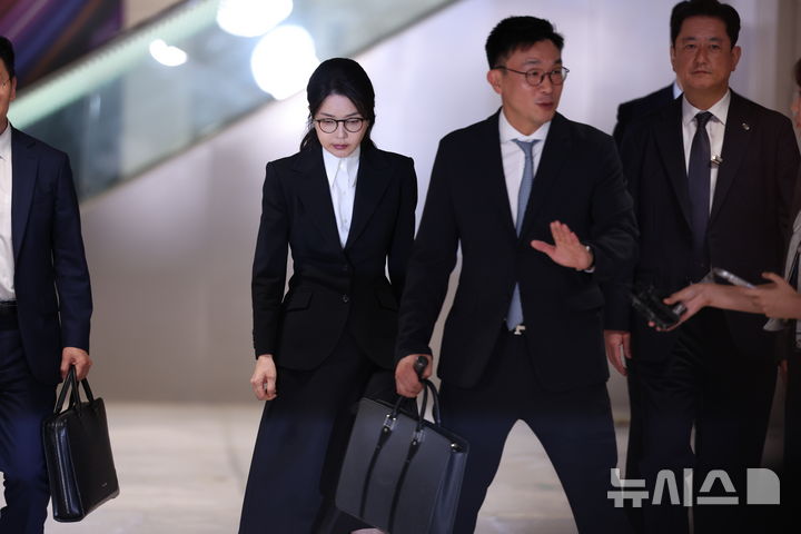 [서울=뉴시스] 김근수 기자 = 도이치모터스 주가조작 연루 의혹 등을 받는 김건희 여사가 6일 서울 종로구 김건희 특검팀(특별검사 민중기) 사무실에서 피의자 신분으로 조사를 마친 뒤 밖으로 나서고 있다. 2025.08.06. ks@newsis.com