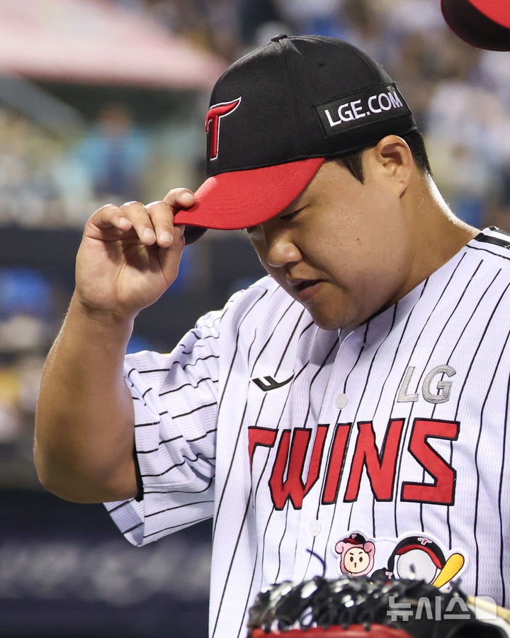 [서울=뉴시스] 황준선 기자 = 6일 서울 송파구 잠실야구장에서 열린 2025 KBO리그 두산 베어스와 LG 트윈스의 경기, 5회 초 역전 만루홈런을 내준 LG 장현식이 이닝을 마친 뒤 아쉬워하고 있다. 2025.08.06. hwang@newsis.com