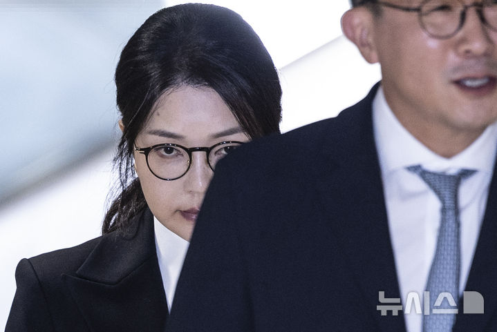[서울=뉴시스] 김근수 기자 = 도이치모터스 주가조작 연루 의혹 등을 받는 김건희 여사가 지난 6일 서울 종로구 김건희 특검팀(특별검사 민중기) 사무실에서 피의자 신분으로 조사를 마친 뒤 밖으로 나서고 있다. 2025.08.11. ks@newsis.com