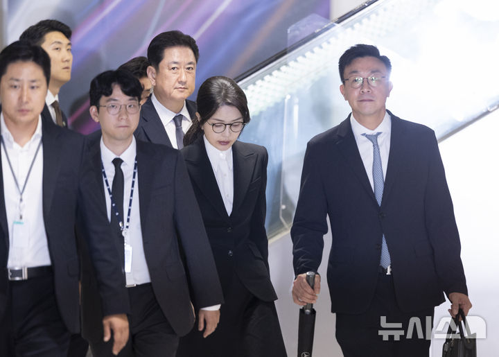 [서울=뉴시스] 김근수 기자 = 도이치모터스 주가조작 연루 의혹 등을 받는 김건희 여사가 6일 서울 종로구 김건희 특검팀(특별검사 민중기) 사무실에서 피의자 신분으로 조사를 마친 뒤 밖으로 나서고 있다. 2025.08.06. ks@newsis.com