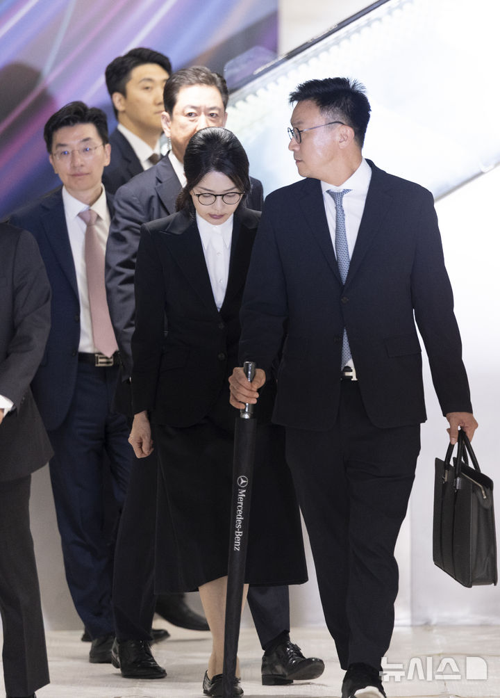 [서울=뉴시스] 김근수 기자 = 도이치모터스 주가조작 연루 의혹 등을 받는 김건희 여사가 6일 서울 종로구 김건희 특검팀(특별검사 민중기) 사무실에서 피의자 신분으로 조사를 마친 뒤 밖으로 나서고 있다. 2025.08.06. ks@newsis.com