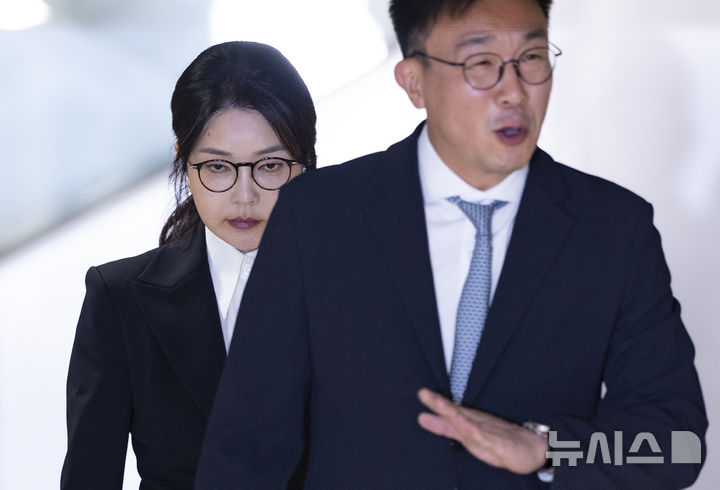 [서울=뉴시스] 김근수 기자 = 도이치모터스 주가조작 연루 의혹 등을 받는 김건희 여사가 6일 서울 종로구 김건희 특검팀(특별검사 민중기) 사무실에서 피의자 신분으로 조사를 마친 뒤 밖으로 나서고 있다. 2025.08.06. ks@newsis.com