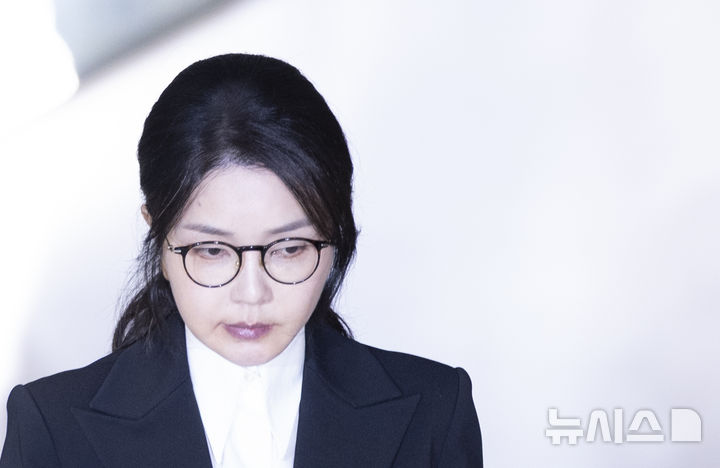 [서울=뉴시스] 김근수 기자 = 도이치모터스 주가조작 연루 의혹 등을 받는 김건희 여사가 6일 서울 종로구 김건희 특검팀(특별검사 민중기) 사무실에서 피의자 신분으로 조사를 마친 뒤 밖으로 나서고 있다. 2025.08.06. ks@newsis.com