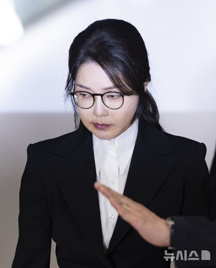 [서울=뉴시스] 김근수 기자 = 도이치모터스 주가조작 연루 의혹 등을 받는 김건희 여사가 6일 서울 종로구 김건희 특검팀(특별검사 민중기) 사무실에서 피의자 신분으로 조사를 마친 뒤 밖으로 나서고 있다. 2025.08.06. ks@newsis.com