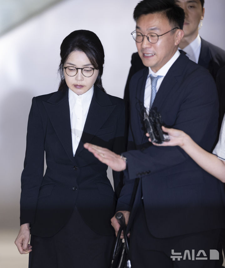 [서울=뉴시스] 김근수 기자 = 도이치모터스 주가조작 연루 의혹 등을 받는 김건희 여사가 6일 서울 종로구 김건희 특검팀(특별검사 민중기) 사무실에서 피의자 신분으로 조사를 마친 뒤 밖으로 나서고 있다. 2025.08.06. ks@newsis.com