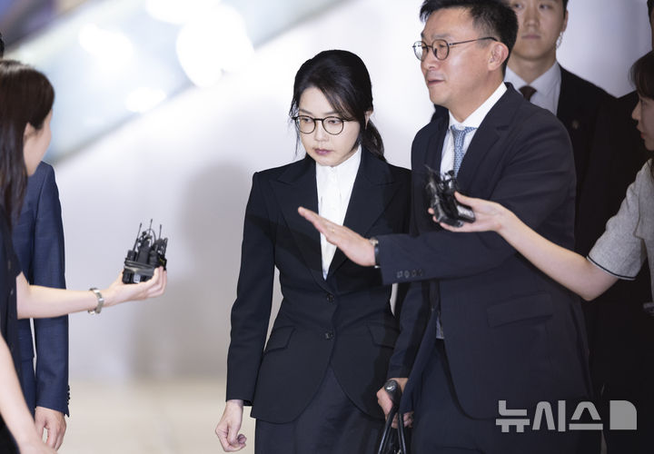 [서울=뉴시스] 김근수 기자 = 도이치모터스 주가조작 연루 의혹 등을 받는 김건희 여사가 6일 서울 종로구 김건희 특검팀(특별검사 민중기) 사무실에서 피의자 신분으로 조사를 마친 뒤 밖으로 나서고 있다. 2025.08.06. ks@newsis.com