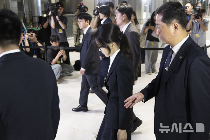 [서울=뉴시스] 김근수 기자 = 도이치모터스 주가조작 연루 의혹 등을 받는 김건희 여사가 6일 서울 종로구 김건희 특검팀(특별검사 민중기) 사무실에서 피의자 신분으로 조사를 마친 뒤 밖으로 나서고 있다. 2025.08.06. ks@newsis.com