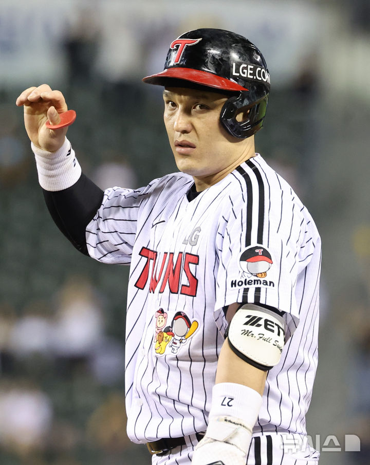 [서울=뉴시스] 황준선 기자 = 6일 서울 송파구 잠실야구장에서 열린 2025 KBO리그 두산 베어스와 LG 트윈스의 경기, 7회 말 2사 만루 상황 LG 박동원이 2타점 적시타를 친 뒤 세리머니 하고 있다. 2025.08.06. hwang@newsis.com