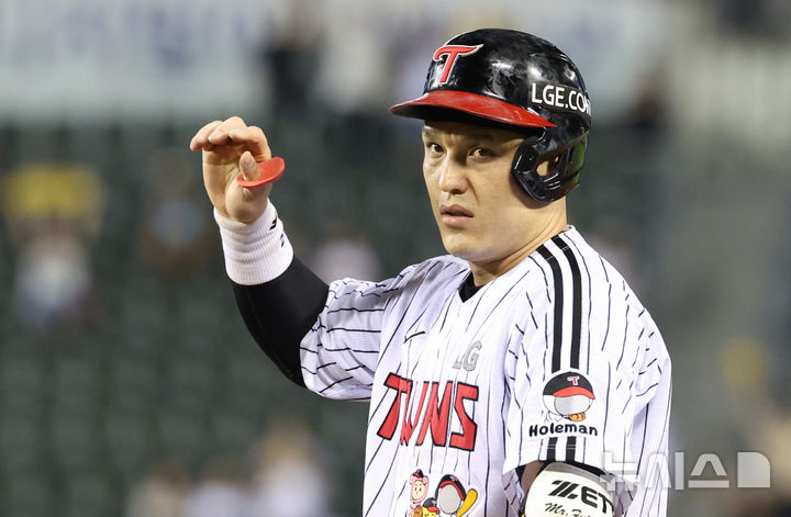 [서울=뉴시스] 황준선 기자 = 6일 서울 송파구 잠실야구장에서 열린 2025 KBO리그 두산 베어스와 LG 트윈스의 경기, 7회 말 2사 만루 상황 LG 박동원이 2타점 적시타를 친 뒤 세리머니 하고 있다. 2025.08.06. hwang@newsis.com