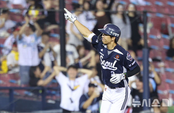 [서울=뉴시스] 황준선 기자 = 6일 서울 송파구 잠실야구장에서 열린 2025 KBO리그 두산 베어스와 LG 트윈스의 경기, 8회 초 2사 1루 상황 두산 김민석이 투런 홈런을 치고 그라운드를 돌고 있다. 2025.08.06. hwang@newsis.com