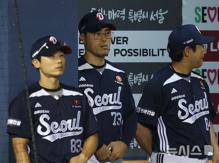 [서울=뉴시스] 황준선 기자 = 6일 서울 송파구 잠실야구장에서 열린 2025 KBO리그 두산 베어스와 LG 트윈스의 경기, 조성환 두산 감독대행이 경기를 지켜보고 있다. 2025.08.06. hwang@newsis.com