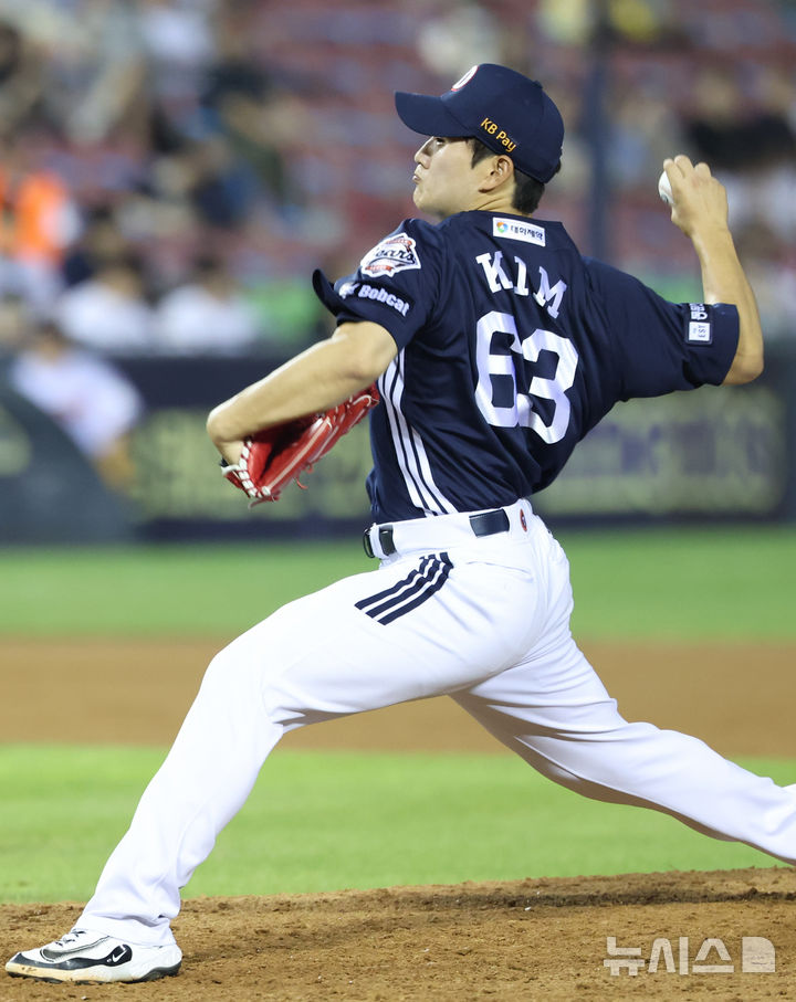 [서울=뉴시스] 황준선 기자 = 6일 서울 송파구 잠실야구장에서 열린 2025 KBO리그 두산 베어스와 LG 트윈스의 경기, 9회 말 두산 마무리 투수 김택연이 역투하고 있다. 2025.08.06. hwang@newsis.com