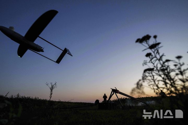 [포크로우스크=AP/뉴시스] 우크라이나 국가방위군 제3여단 ‘스파르탄’ 소속 병사들이 6일 포크로우스크 전선 인근에서 펭귄 무인항공기(UAV)를 띄우고 있다. 2025.08.07