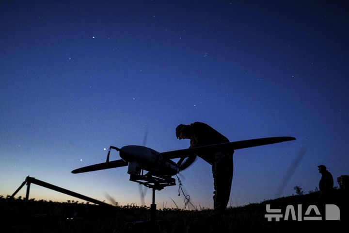 [포크로우스크=AP/뉴시스] 우크라이나 국가방위군 제3여단 ‘스파르탄’ 소속 병사가 지난 6일(현지 시간) 포크로우스크 전선 인근에서 펭귄 무인항공기(UAV)를 띄우는 모습. 2025.08.12.