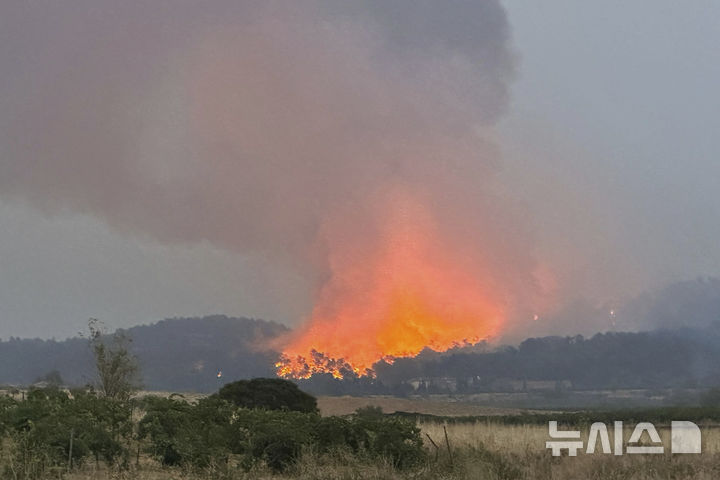 [코르비에르=AP/뉴시스] 6일(현지 시간) 프랑스 남부 오드주 코르비에르 인근에서 발생한 올여름 최대의 산불로 불길이 치솟고 있다. 지난 5일 시작된 이 산불은 고온·강풍으로 빠르게 확산하면서 파리 면적 1.5배 이상을 잿더미로 만들었다. 불로 1명이 숨지고 13명이 부상하는 등 인명피해도 발생했다. 2025.08.08.