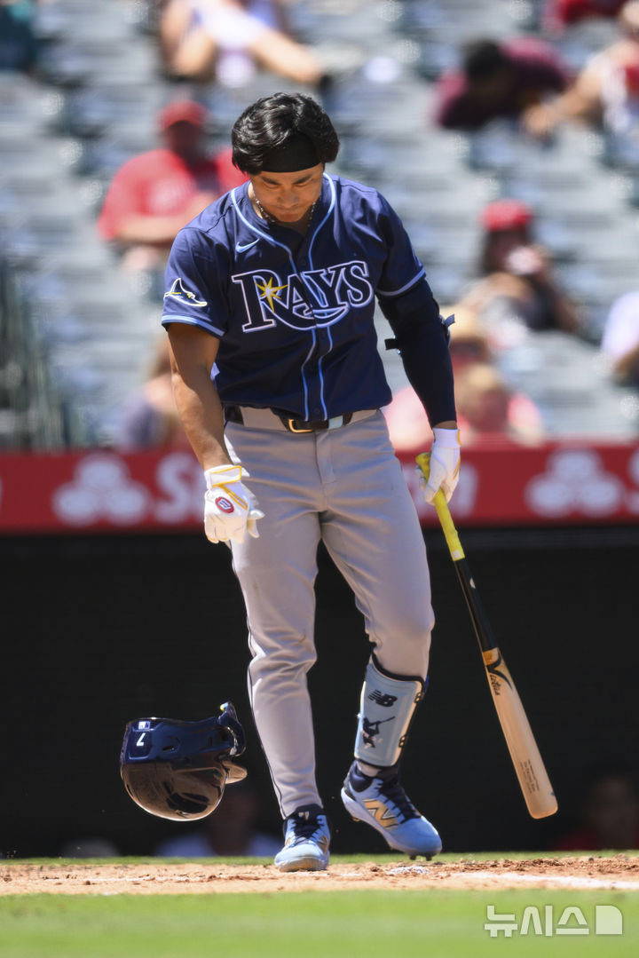 [애너하임=AP/뉴시스] 탬파베이 레이스의 김하성이 6일(현지 시간) 미 캘리포니아주 애너하임의 에인절 스타디움에서 열린 2025 메이저리그 LA 에인절스와의 경기 3회 초 삼진당한 후 헬멧을 던지고 있다. 김하성은 4타수 무안타 3삼진을 기록했고, 탬파베이는 5-4로 승리했다. 2025.08.07.