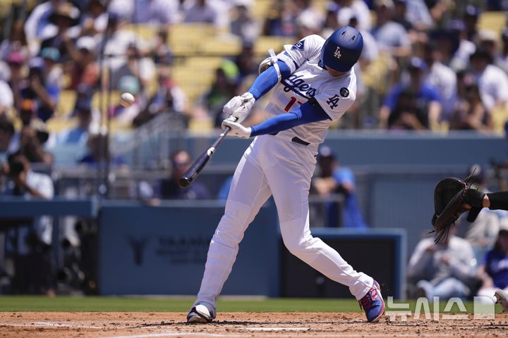 [로스앤젤레스=AP/뉴시스] LA 다저스의 오타니 쇼헤이가 6일(현지 시간) 미 캘리포니아주 로스앤젤레스의 다서 스타디움에서 열린 2025 메이저리그 세인트루이스 카니덜스와의 경기 3회 말 2점 홈런(시즌 39호)이자 자신의 MLB 통산 1000번째 안타를 치고 있다. 이날 오타니는 선발 투수로 4이닝 1실점 2피안타 8탈삼진을, 타자로서는 3타수 1안타 2타점 1득점 1볼넷 1삼진을 기록했고, 다저스는 3-5로 역전패했다. 2025.08.07.