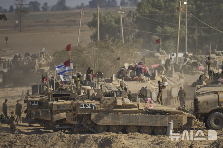 [가자지구=AP/뉴시스] 지난 6일(현지 시간) 이스라엘 군인과 전차들이 이스라엘 남부-가자지구 접경에 집결해 있다. 2025.08.08.