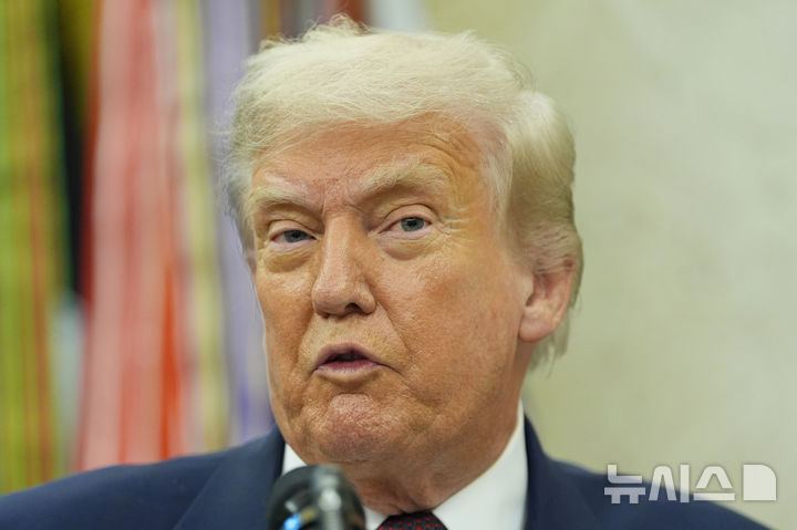 [워싱턴=AP/뉴시스]도널드 트럼프 미국 대통령이 6일(현지 시간) 백악관 집무실에서 애플의 신규 대미 투자계획을 발표하고 있다. 2025.08.07.