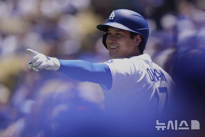 [로스앤젤레스=AP/뉴시스] LA 다저스의 오타니 쇼헤이가 6일(현지 시간) 미 캘리포니아주 로스앤젤레스의 다저 스타디움에서 열린 2025 메이저리그 세인트루이스 카니덜스와의 경기 3회 말 타석에 나서기 전 3루 심판을 향해 손짓하고 있다. 이날 오타니는 선발 투수로 4이닝 1실점 2피안타 8탈삼진을, 타자로서는 3타수 1안타 2타점 1득점 1볼넷 1삼진을 기록했고, 다저스는 3-5로 역전패했다. 2025.08.07.