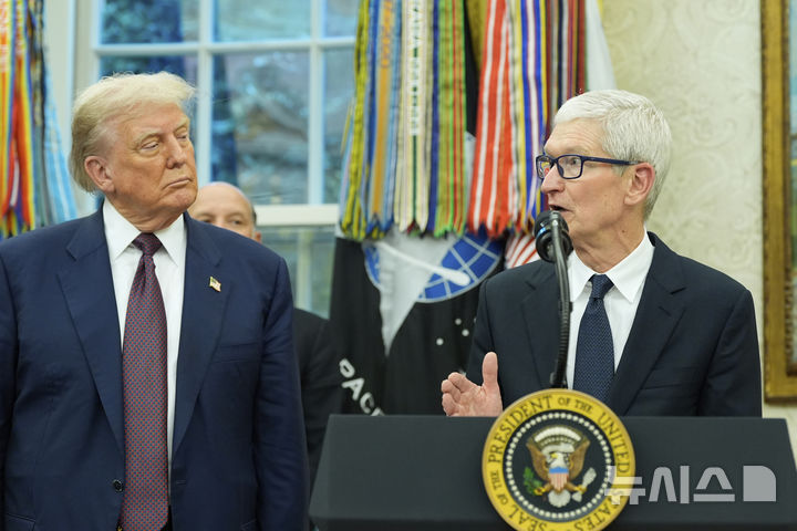 [워싱턴=AP/뉴시스] 도널드 트럼프 미국 대통령이 6일(현지 시간) 미 워싱턴 DC 백악관 오벌 오피스에서 팀 쿡 애플 CEO의 발언을 듣고 있다. 애플은 이날 국내 사업에 4년간 총 6000억 달러(831조3000억원)를 투자한다고 밝혔다. 2025.08.07.