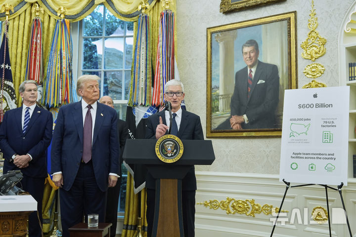 [워싱턴=AP/뉴시스] 도널드 트럼프 미국 대통령이 6일(현지 시간) 미 워싱턴 DC 백악관 오벌 오피스에서 팀 쿡 애플 CEO의 발언을 듣고 있다. 애플은 이날 국내 사업에 4년간 총 6000억 달러(831조3000억원)를 투자한다고 밝혔다. 2025.08.07.