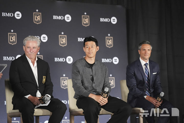 [로스앤젤레스=AP/뉴시스] 손흥민(가운데)이 6일(현지 시간) 미 캘리포니아주 로스앤젤레스(LA)의 BMO 스타디움에서 미국프로축구(MLS) LA FC 입단 기자회견을 하고 있다. 2025.08.07.