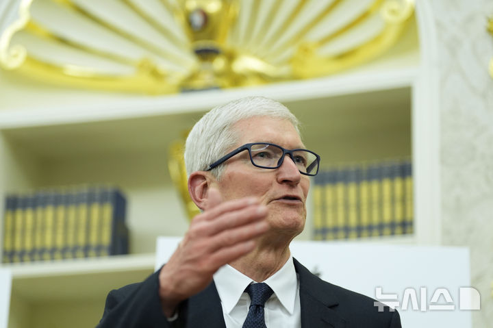 [워싱턴=AP/뉴시스] 6일(현지 시간) 미 워싱턴 DC 백악관 오벌 오피스에서 팀 쿡 애플 CEO가 발언하고 있다. 애플은 이날 국내 사업에 4년간 총 6000억 달러(831조3000억원)를 투자한다고 밝혔다. 2025.08.07.