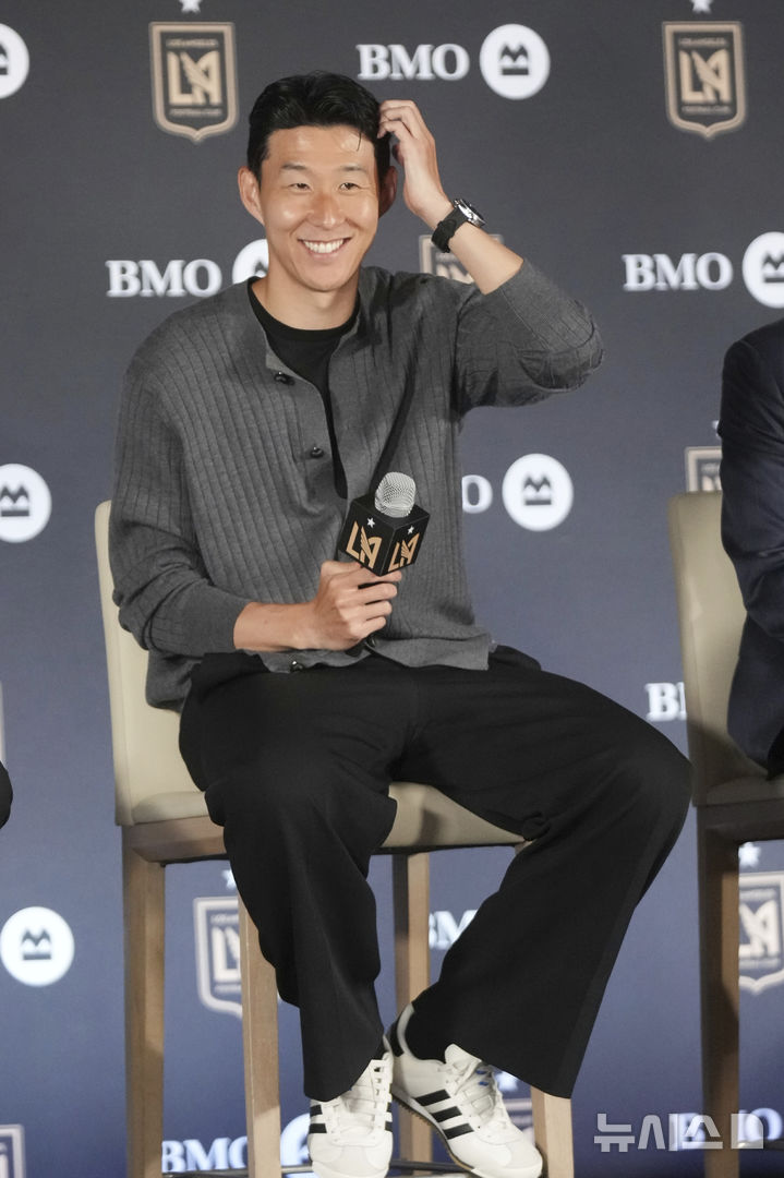 [로스앤젤레스=AP/뉴시스] 손흥민이 6일(현지 시간) 미 캘리포니아주 로스앤젤레스(LA)의 BMO 스타디움에서 미국프로축구(MLS) LA FC 입단 기자회견을 하고 있다. 2025.08.07.