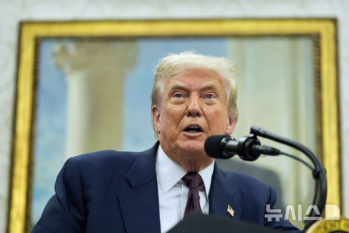 [워싱턴=AP/뉴시스]도널드 트럼프 미국 대통령이 6일(현지 시간) 백악관 집무실에서 애플의 신규 대미 투자계획을 발표하고 있다. 2025.08.07.